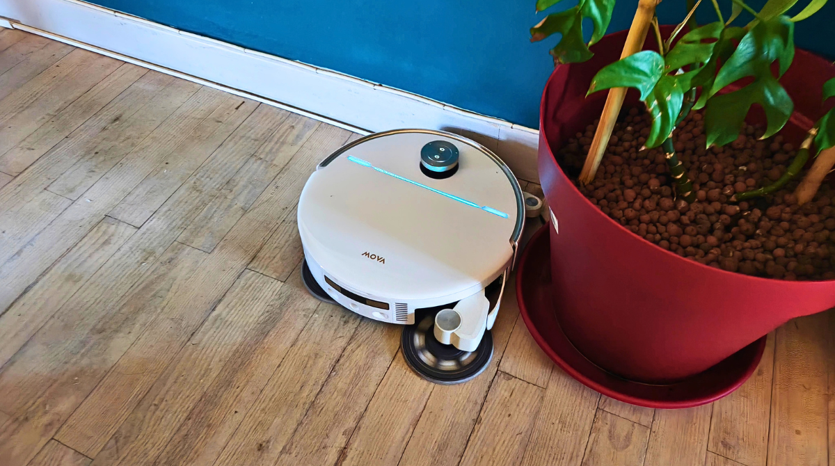 MOVA V70 Ultra Complete X serpillère près d'un pot
