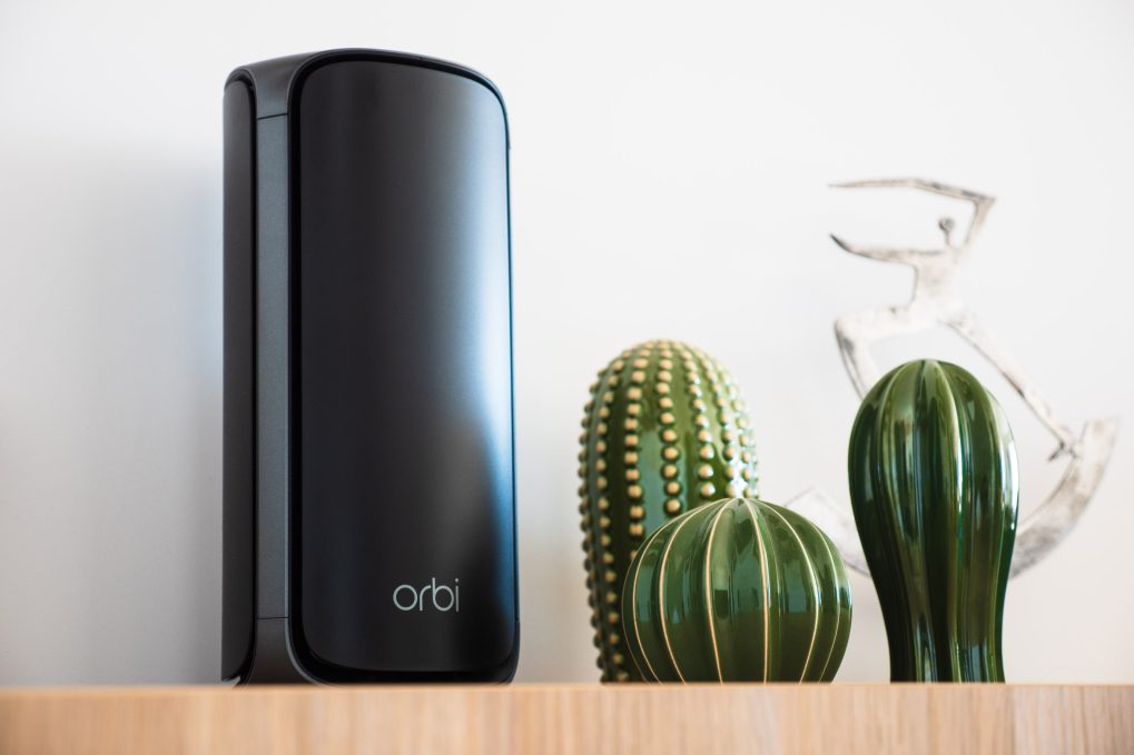 NETGEAR Orbi 970 noir sur etagere