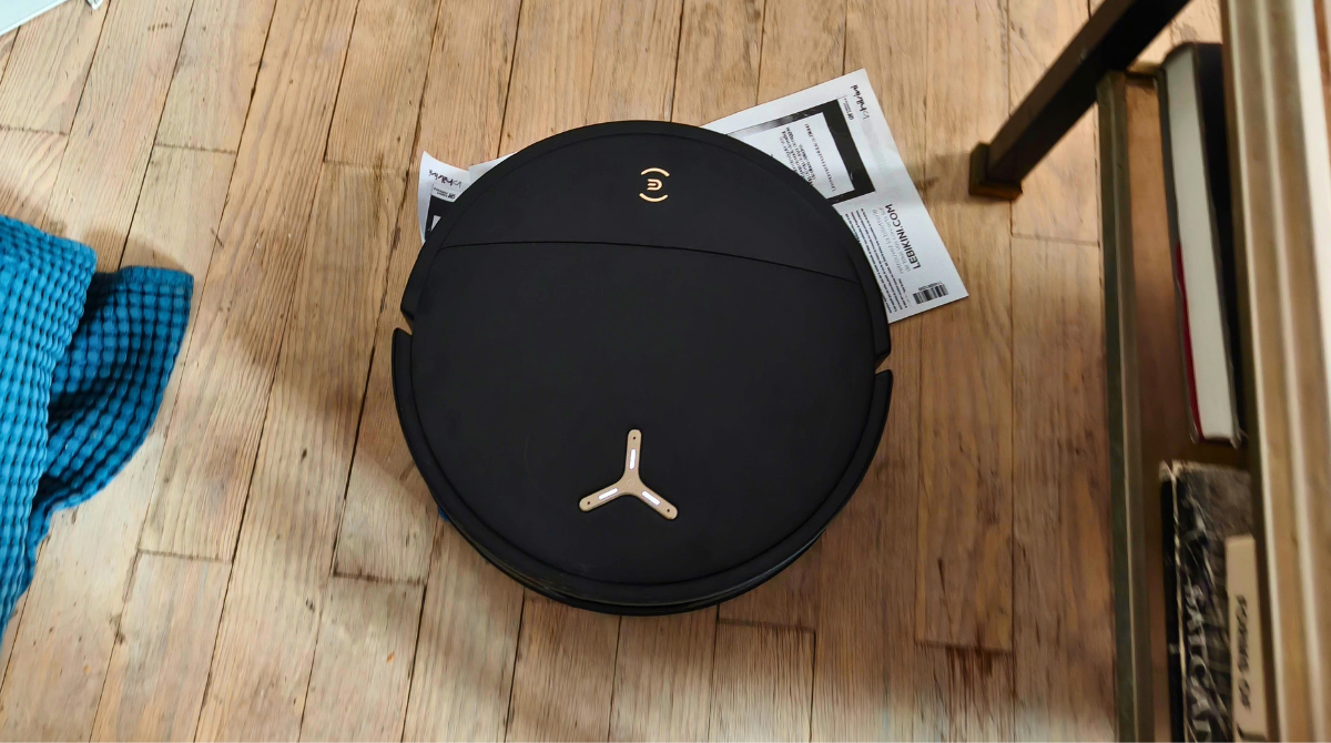 ECOVACS DEEBOT T90S Pro Omni qui attrape des feuilles